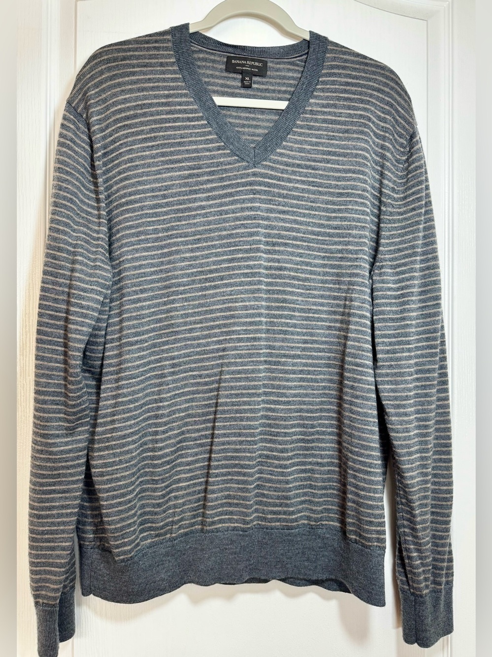 Banana Republic Men's Gray Striped V-Neck 100% Merino Wool Sweater #1815